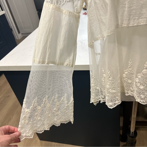 Free People Cannaregio Cream Cotton & Embroidered Lace Bell Sleeve Top (M) EUC - Picture 4 of 6